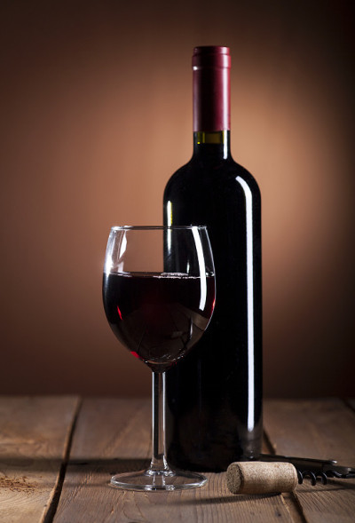 红酒瓶和玻璃杯