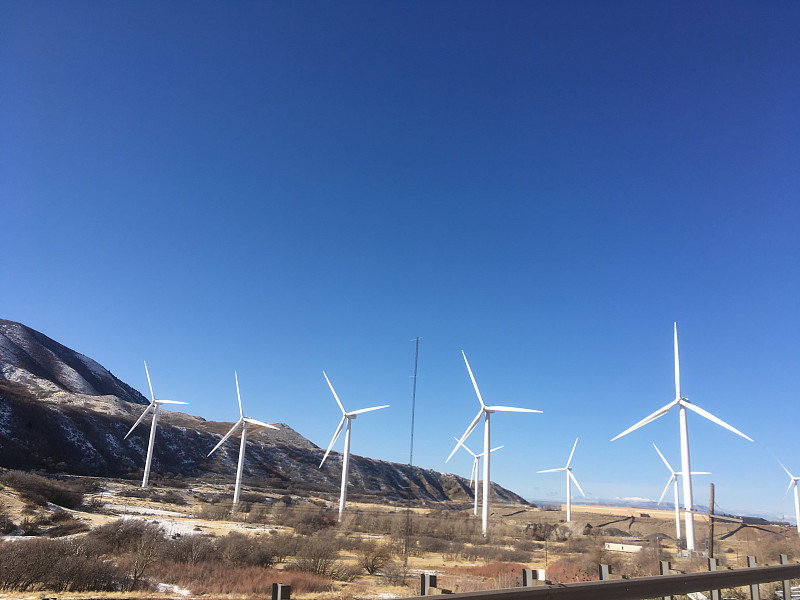 在西班牙福克峡谷，西班牙福克，UT山旁边的蓝色天空的风力涡轮机。清洁的空气，清洁的能源在犹他州的农村