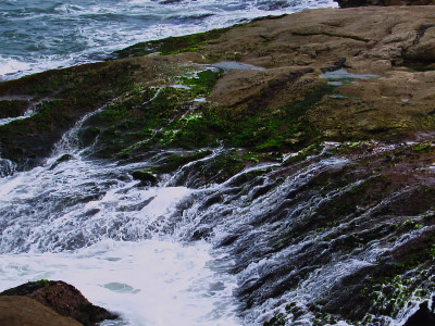 海浪拍打着岩石