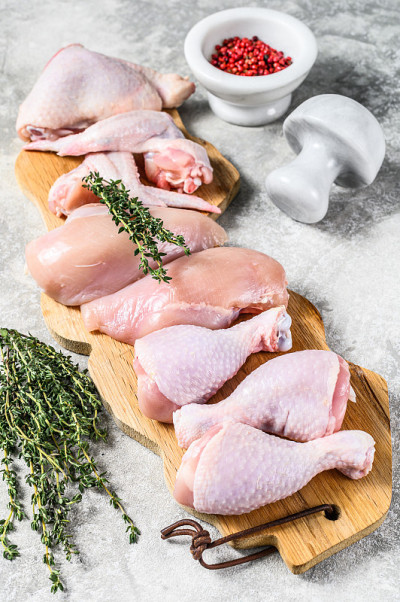 不同类型的生鸡肉、禽肉。灰色的背景。俯视图