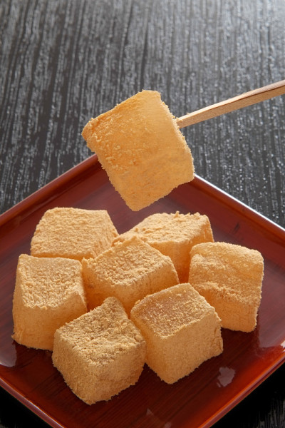 Warabimochi。日本bracken-starch饺子。