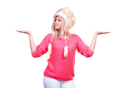 戴着毛茸茸帽子的漂亮女人