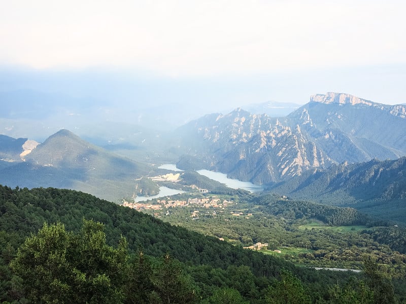 前比利牛斯地区的加泰罗尼亚全景，与塞拉CadÃ -，略萨德尔卡瓦尔池塘和小镇圣洛伦佐德莫罗尼斯。