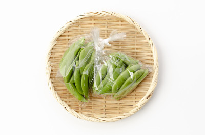 白底竹网竹袋上的糖豆