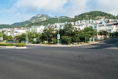 高速公路和茂密的森林，户外，青岛，中国