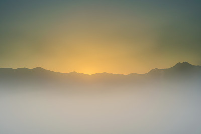 云海与桥在清晨