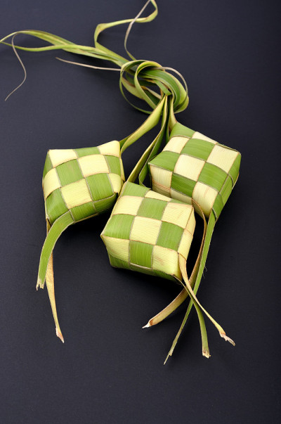 Ketupat(粽子)在黑色的背景