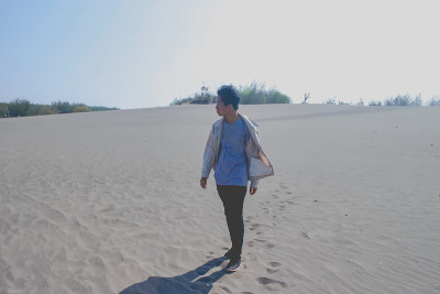 沙漠中的年轻男性旅行者