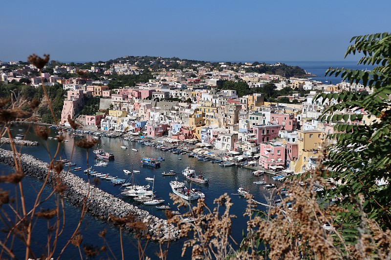 Procida -从观景楼瞥见Corricella村