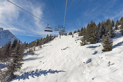 高山山坡的全景与滑雪缆车