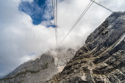 美丽的徒步旅行和攀登Zugspitze附近的埃尔瓦尔德和艾比西，德国最高的山