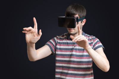 戴着3D虚拟现实头盔的人正在触摸东西。