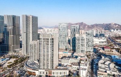 航拍青岛海岸线高层建筑景观