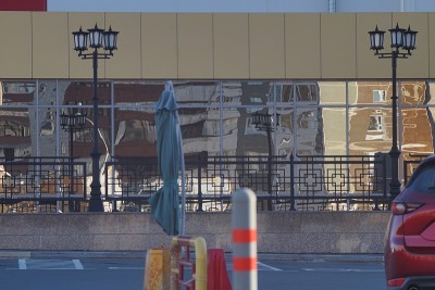 城市的象征:街道照明装置，金属栅栏，镜子橱窗，部分道路设备。