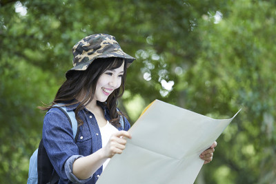 年轻的日本女子喜欢徒步旅行