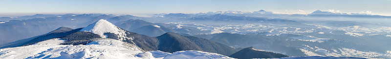 冬季山地景观全景。白雪覆盖的小山