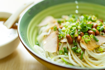 角观桂林米粉，附近有一碗汤