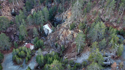 鸟瞰图的Kokkinorotsos废弃铬铁矿在Troodos，塞浦路斯