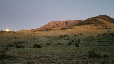沙漠山日落时的月亮升起