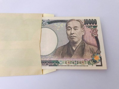 1万日元装在一个信封里