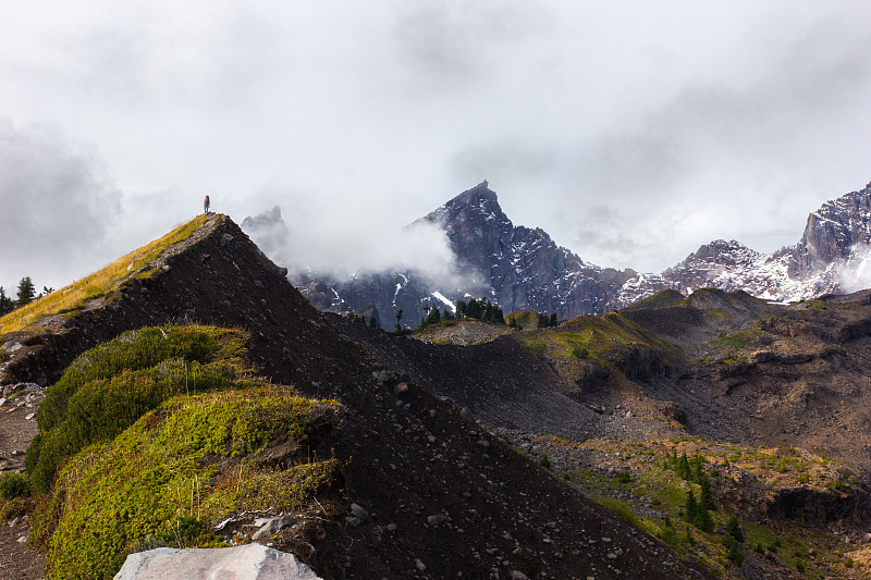 在云雾缭绕的山上徒步旅行