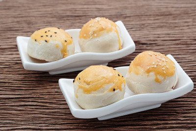 中国美味的甜品-蛋黄酥白碟