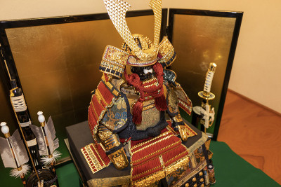 穿着盔甲和头盔的日本武士娃娃在男孩的五一节
