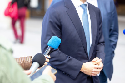 新闻发布会，记者在媒体活动期间手持麦克风采访商界人士或政界人士
