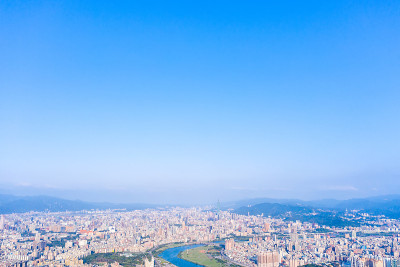 台北城市鸟瞰图-亚洲商业概念图像，白天和蓝天下的全景现代城市景观建筑鸟瞰图，拍摄于台湾台北。