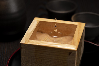 清酒从方形杯中溢出