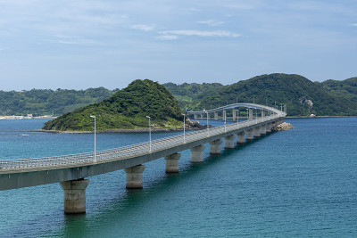 山口县的海啸桥，蓝天碧海环绕