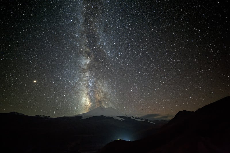 夜空中的银河繁星在厄尔布鲁斯山上空。观景北坡的两座成层火山山峰。俄罗斯和欧洲的最高峰是5642米。北