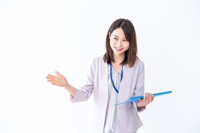 一位年轻的女商人正在做演讲