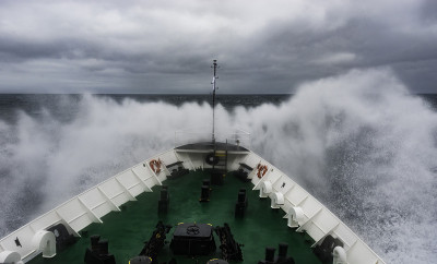 在斯科舍海的德雷克海峡，海浪拍打着船首。