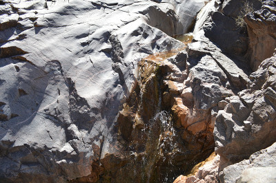 水溅在沙漠岩石上