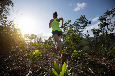 女子trail runner跑到日出热带森林山顶