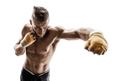 这个肌肉发达的男人猛击了一拳