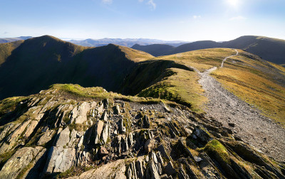 山路通往霍布卡登，格里斯代尔峰，沙山和峭壁山
