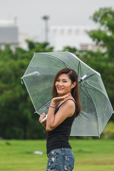 拿着雨伞站着的女人