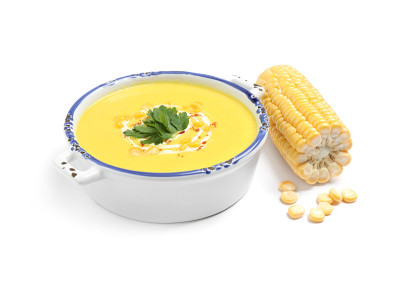 美味的奶油玉米汤和玉米棒被隔离在白色