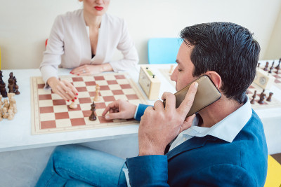 商人在电话里和男人下棋