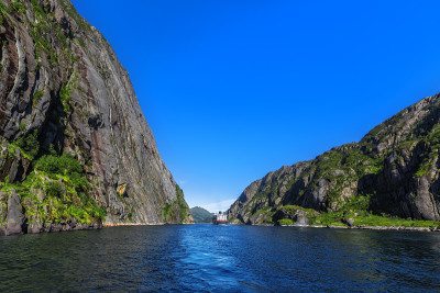 挪威罗浮敦群岛的巨魔峡湾(巨魔峡湾)上的游船。
