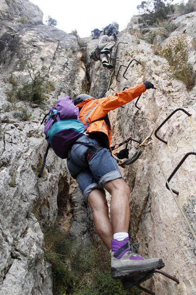 一群登山运动员正在进行via ferrata