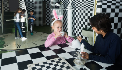 小玩家在象棋任务室玩