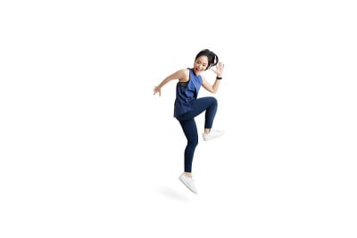 亚洲妇女正在跳跃和锻炼
