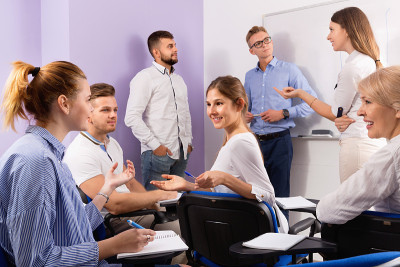 一组学生在课间与老师在室内休息