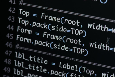 真正的Python代码开发屏幕。编程工作流抽象算法概念。放大后可见的Python代码行。