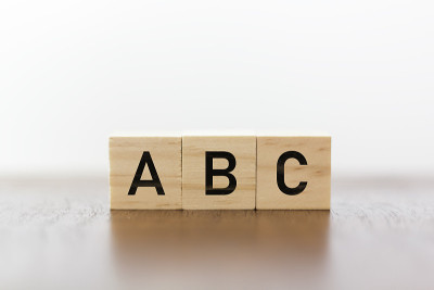 ABC写在木方上