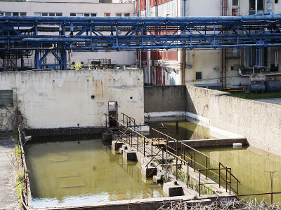 建有水库厂房、化工厂房。白天,多云的天空。