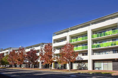 秋天，年轻的城市Tuggeranong的新住宅建筑